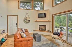 TV, fireplace - Modern Waterfront Bungalow on the Puget Sound (Grapeview)