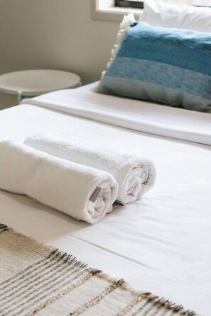 Tabla de planchar con plancha, wifi y ropa de cama 