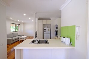 ثلاجة، ميكروويف، فرن، موقد طهي مسطح