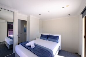 2 عدّة غرف نوم ومكواة/لوح كي وواي فاي وملاءات أسرّة