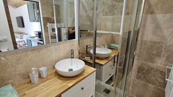 Douche, serviettes fournies, papier toilette