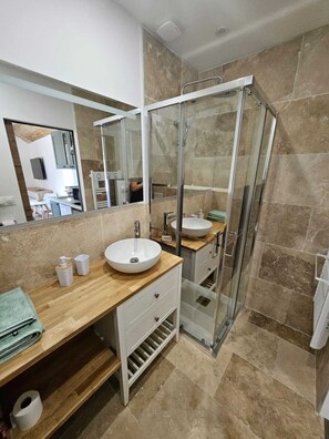 Regadera, toallas, papel de baño