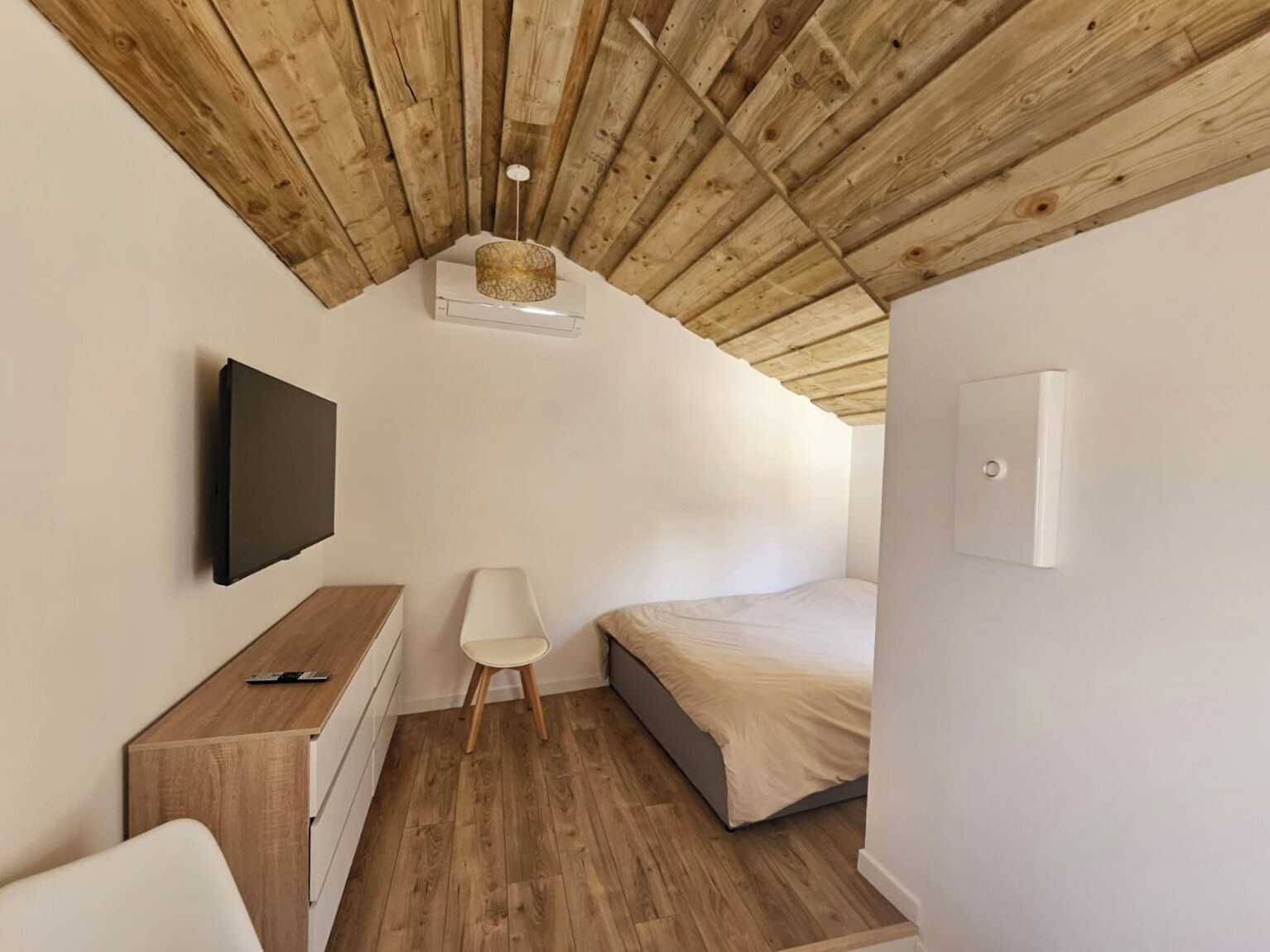 1 camera, Wi-Fi, lenzuola