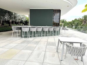 Lägenhet - flera sängar - tillgång till pool - havsutsikt (Bolongo 005 2BR) | Restaurang utomhus
