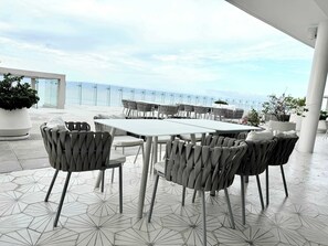 Apartamento, várias camas, acesso à piscina, vista para o oceano (Bolongo 005 3BR) | Opções para refeição ao ar livre