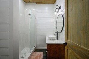 تجهيزات دش، مجففات شعر، مناشف، صابون