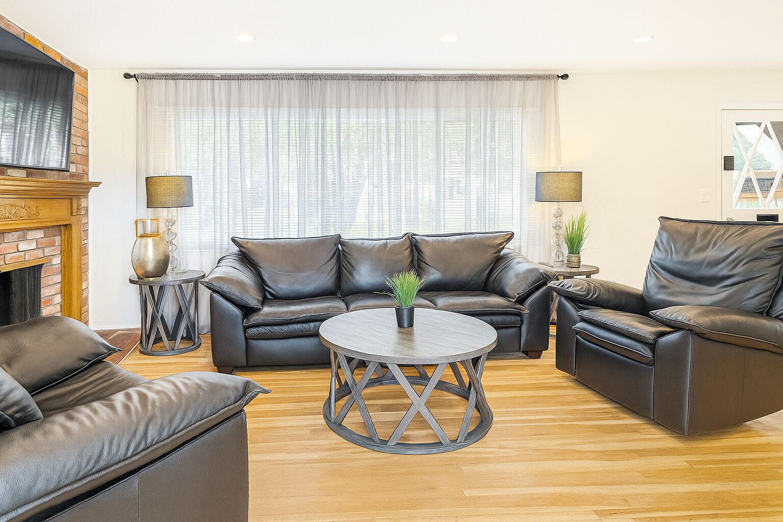 Smart TV, fireplace, computer monitors