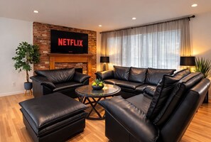 Smart TV, fireplace - Private Pool Home Near Universal Studios - 4BR Retreat - Sleeps 8 (Los Angeles)