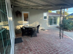 Outdoor dining - Family Friendly Private Pool 4BR Family Retreat w Free Parking, Fantastic Patio (Los Angeles)
