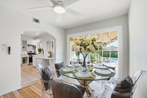 4BR Retreat -Private Pool, BBQ & Free Parking in Granada Hills - Family Friendly