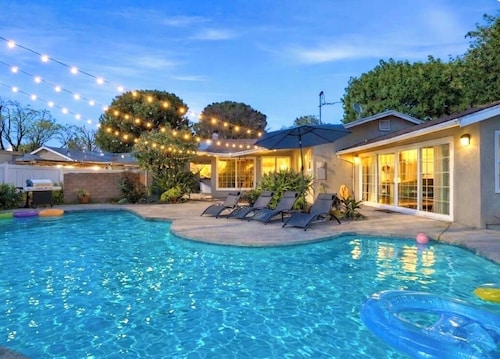 Pool Home Near Universal Studios - 4BR Retreat, Quiet Area, Resort Backyard