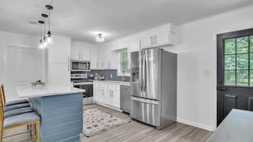 Fridge, oven, stovetop, dishwasher