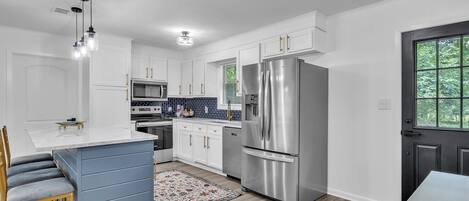 Fridge, oven, stovetop, dishwasher