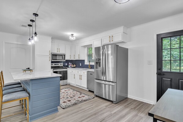 Fridge, oven, stovetop, dishwasher - Closest AirBNB to Davis Wade Stadium | 3BR Game-Day Home | Shuttle to Game (Starkville)