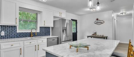 Kylskåp, ugn, spishäll och diskmaskin