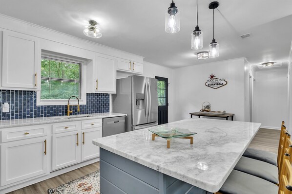 Kylskåp, ugn, spishäll och diskmaskin