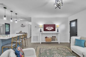 Lobby - Closest AirBNB to Davis Wade Stadium | 3BR Game-Day Home | Shuttle to Game (Starkville)