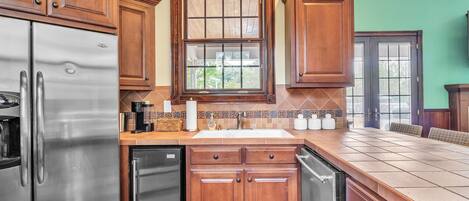 Fridge, oven, stovetop, dishwasher