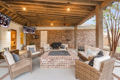 Southern Laurel House | 5BR Game-Day Retreat Near MSU