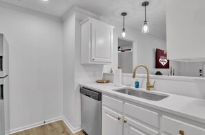 Refrigerador, horno, parrilla de estufa y lavavajillas 