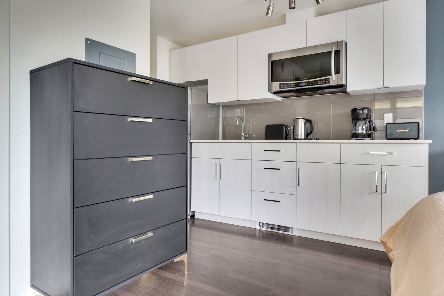 Kjøleskap, mikrobølgeovn, ovn og kokeplater