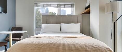 Iron/ironing board, WiFi, bed sheets