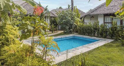 Cozy 2-bd bungalow in GL with generator kitchen & shared pool