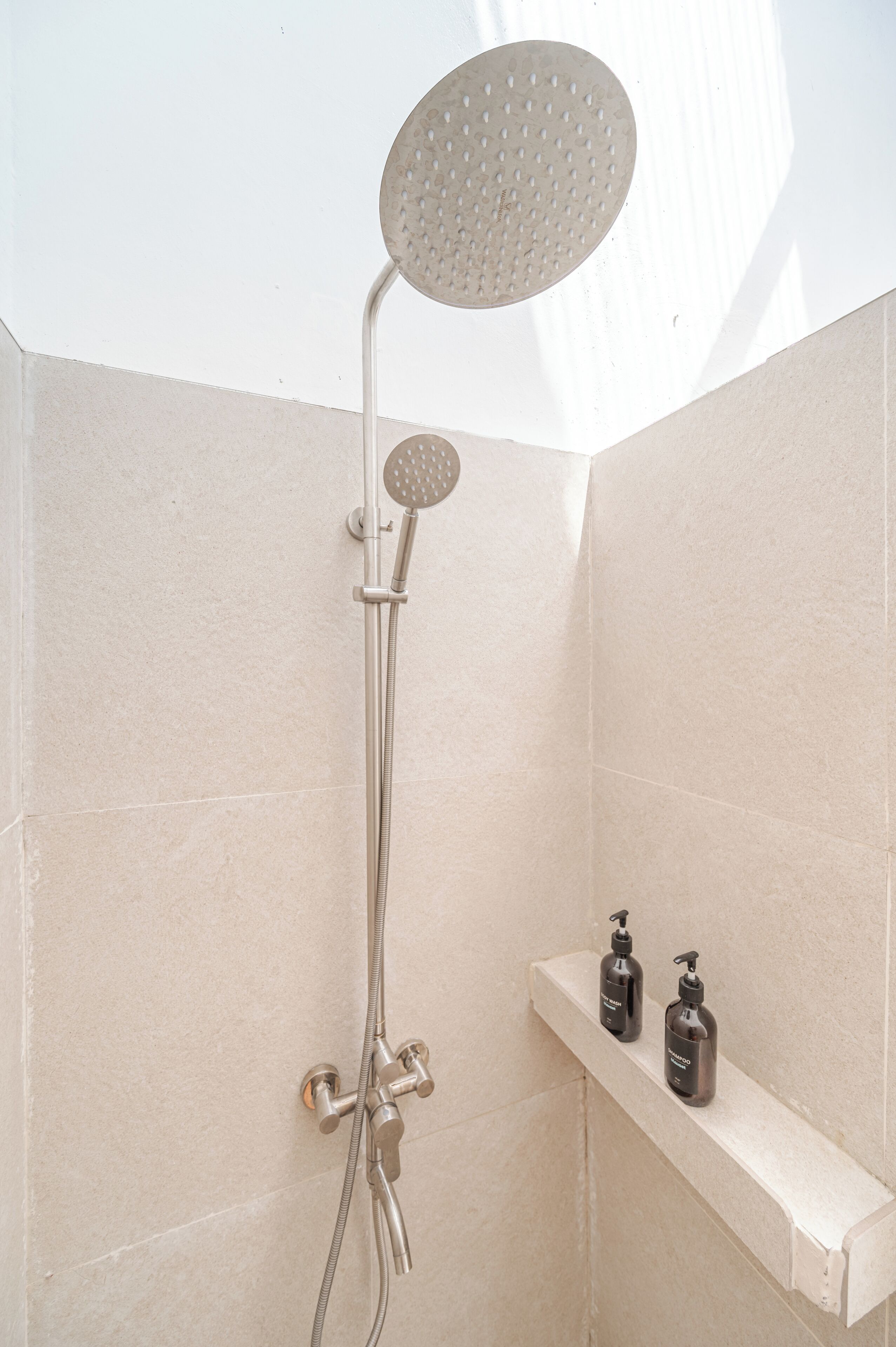 Chuveiro, secador de cabelo, bidê, toalhas de banho