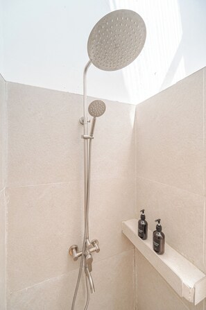 淋浴设施、吹风机、坐浴桶、毛巾