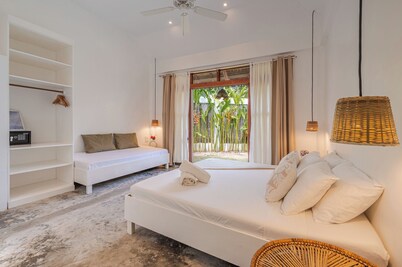 Cozy 2-bd bungalow in GL with generator kitchen & shared pool