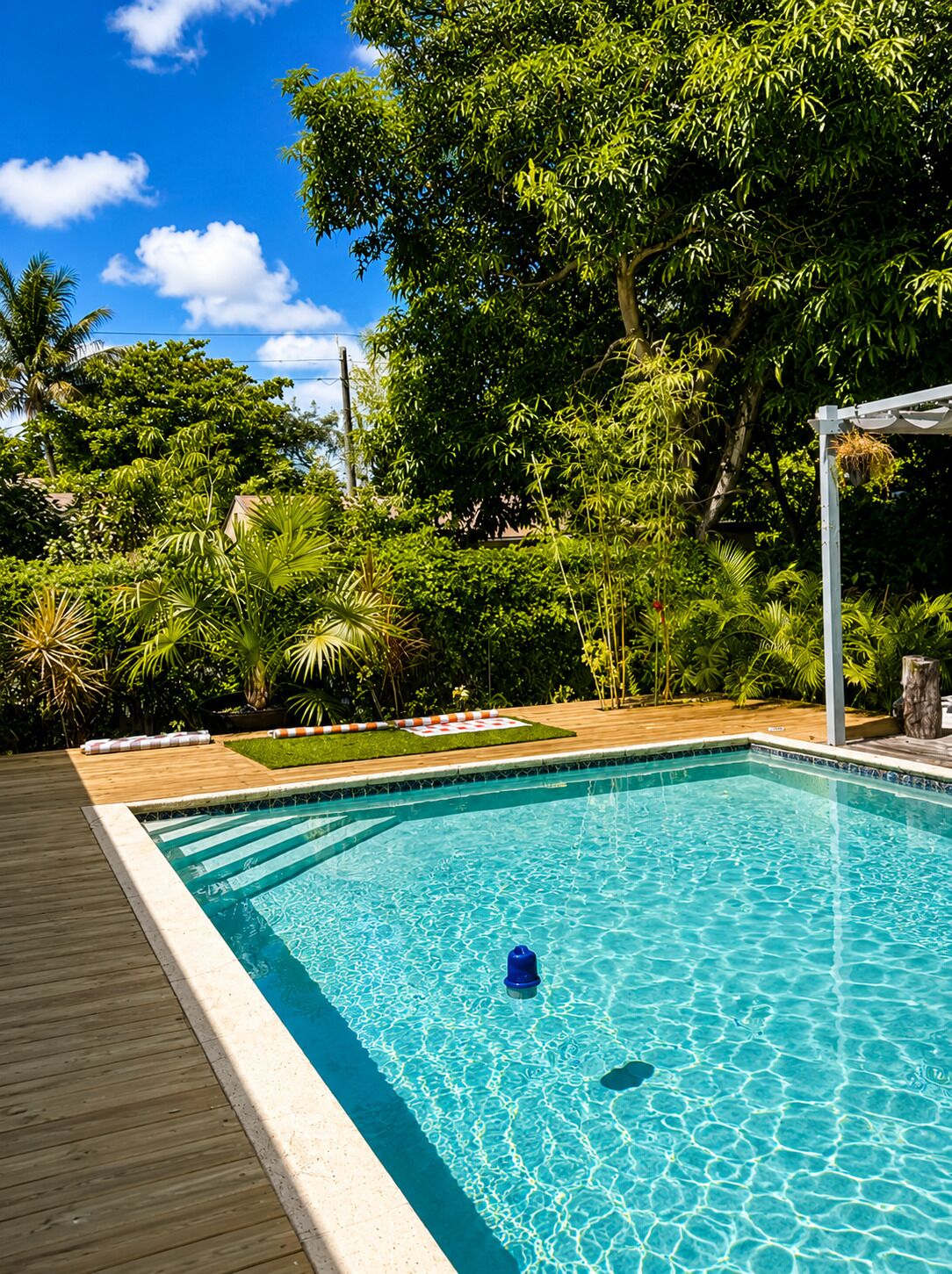 Una piscina al aire libre