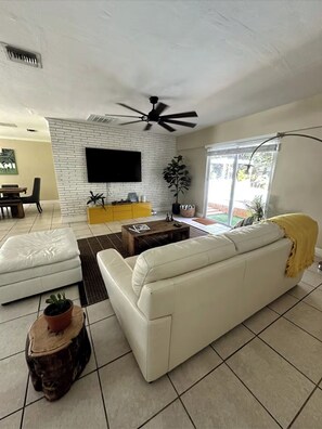 Téléviseur connecté, foyer, jeux vidéo, lecteur de DVD