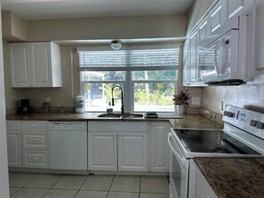 ثلاجة، ميكروويف، فرن، موقد طهي مسطح