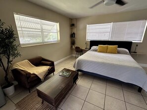 3 chambres, bureau, fer et planche à repasser, lit de bébé portatif