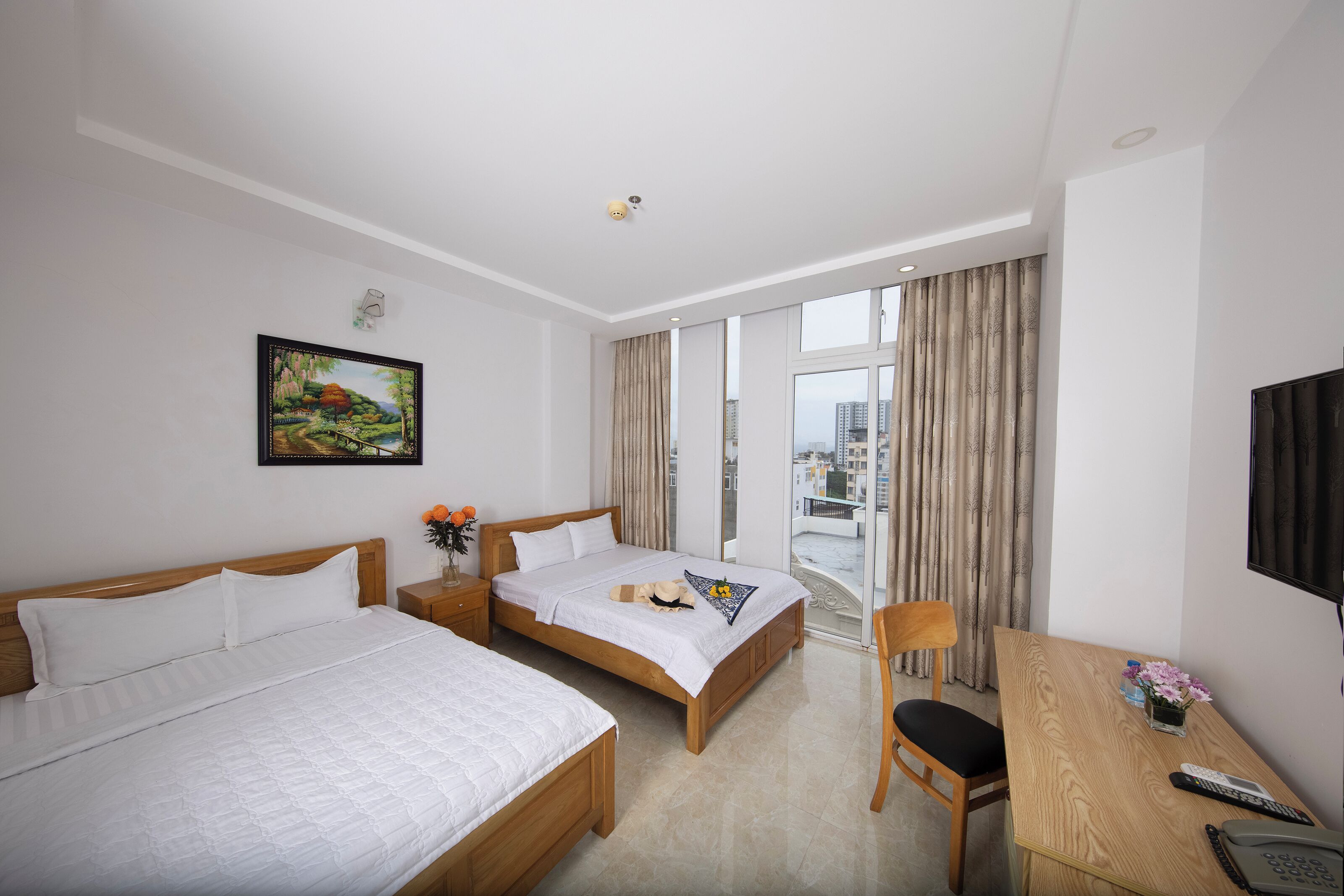 Habitación cuádruple Deluxe | Escritorio, wifi gratis y ropa de cama 