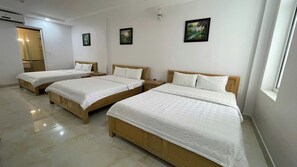 Family Room | Desk, free WiFi, bed sheets