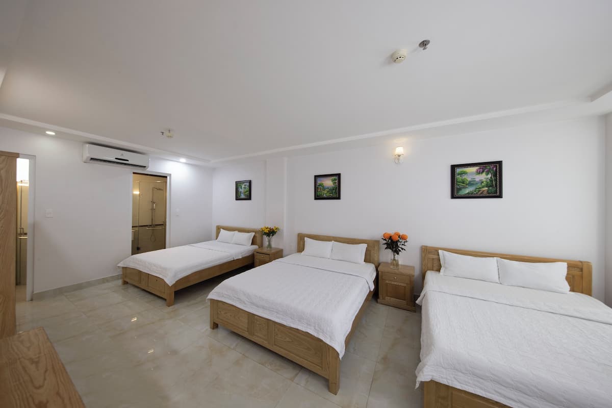 Family Room | Desk, free WiFi, bed sheets