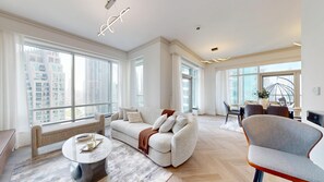 Premium-Apartment, 2 Schlafzimmer, Stadtblick | Wohnzimmer