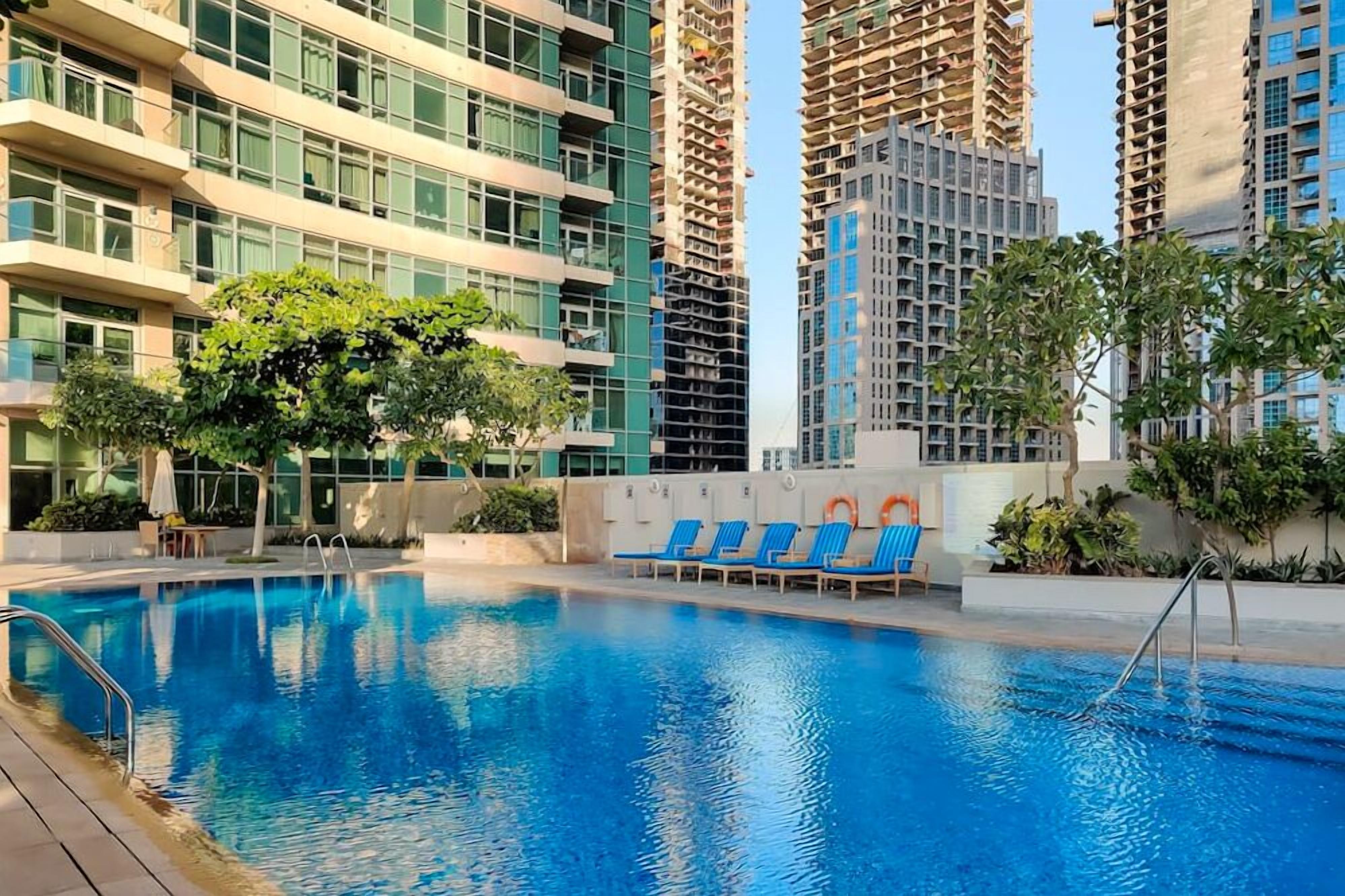 室外游泳池，提供日光浴躺椅