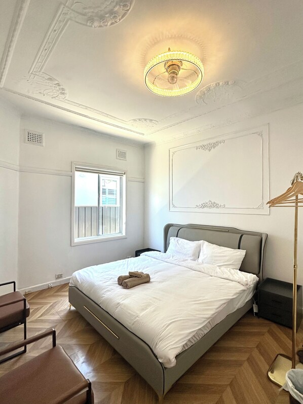 5 bedrooms, iron/ironing board, Internet, bed sheets