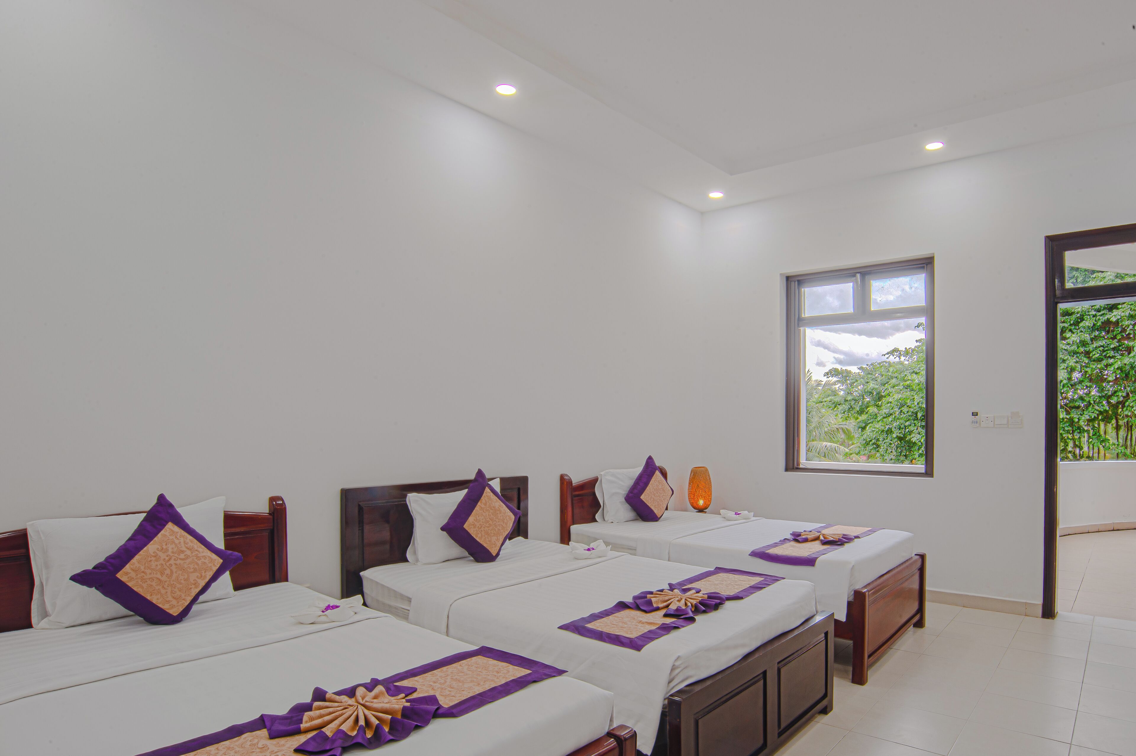 Kolmen hengen deluxe-huone, näköala uima-altaalle (Fool View - Triple) | Tallelokero huoneessa, työpöytä, pimennysverhot, äänieristys