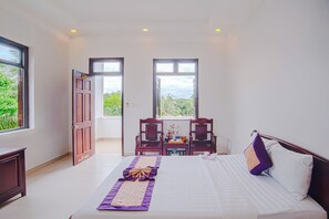 Deluxe Double or Twin Room, Pool View | Peti besi dalam bilik, meja, langsir/tirai gelap terus, kalis bunyi 