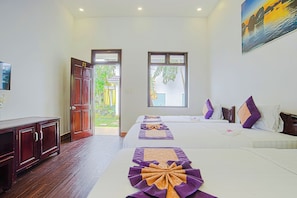 Familjebungalow (Flower Stream - Triple) | Värdeförvaringsskåp på rummet, skrivbord och mörkläggningsgardiner