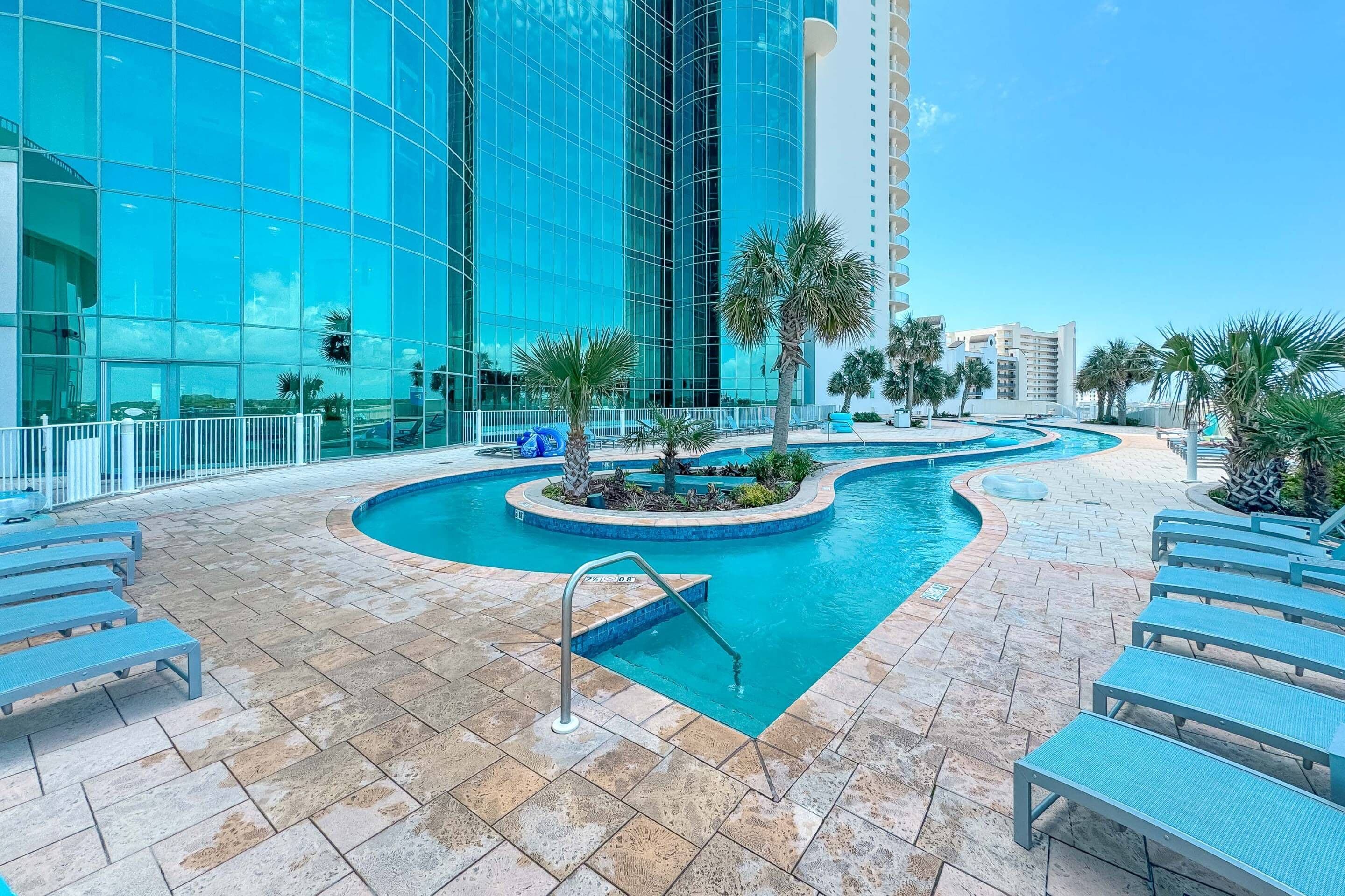 Een binnenzwembad en een verwarmd zwembad