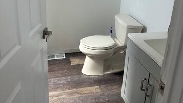 Hiustenkuivaaja, pyyhkeet, saippua, vessapaperi