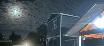 Charming studio in delightful Salem with central heating and cooling.