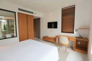 Deluxe Room | Desk, blackout curtains, free WiFi, bed sheets