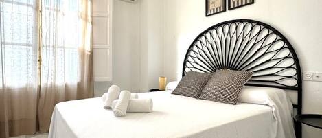 3 عدّة غرف نوم ومكواة/لوح كي وخدمة الإنترنت وملاءات أسرّة