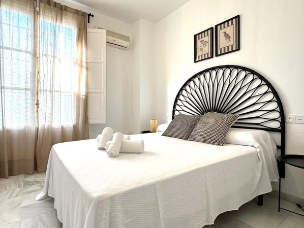 3 soverom, strykejern/-brett, internettilgang og sengetøy