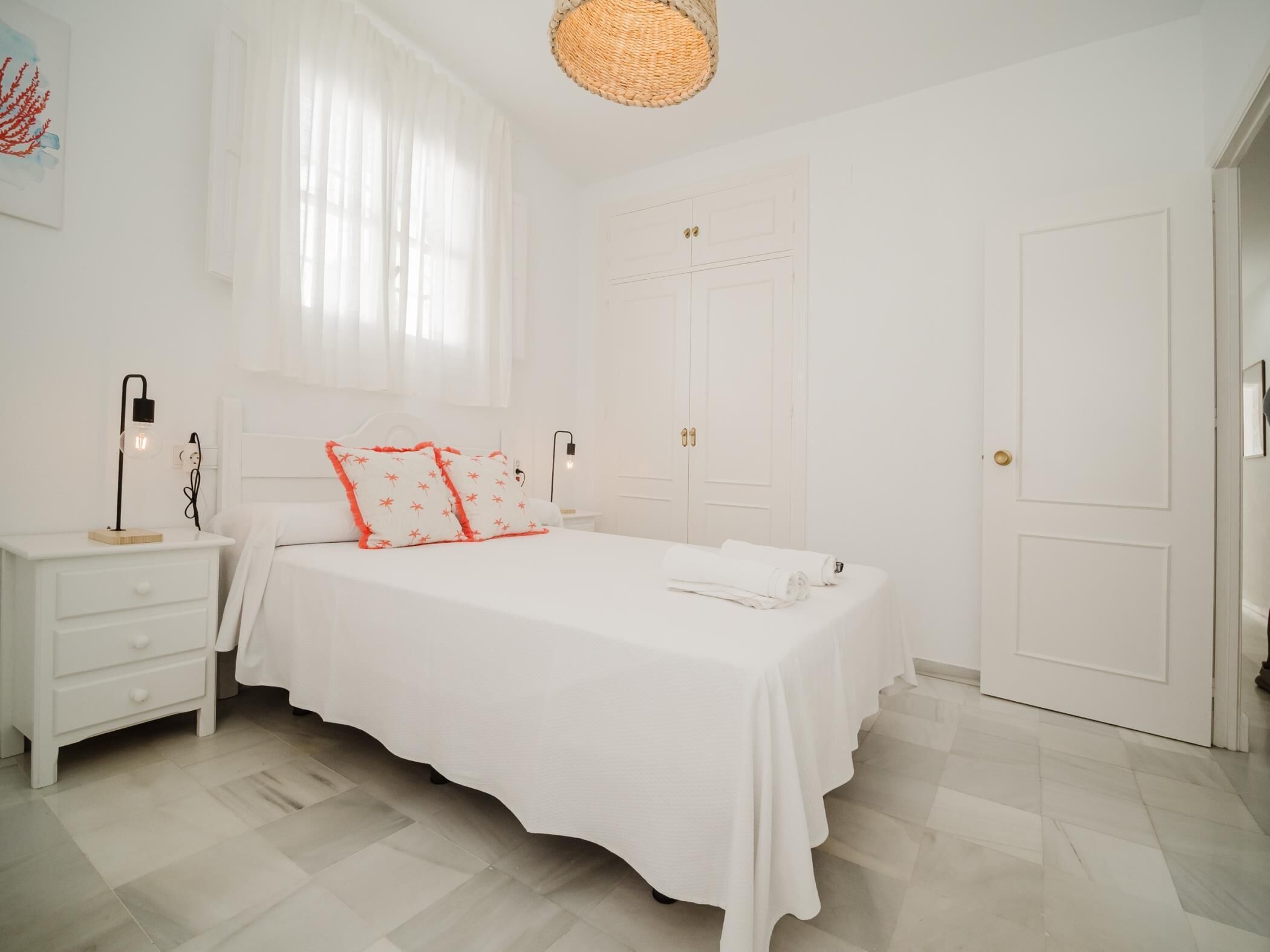 3 dormitorios, tabla de planchar con plancha, Internet y ropa de cama